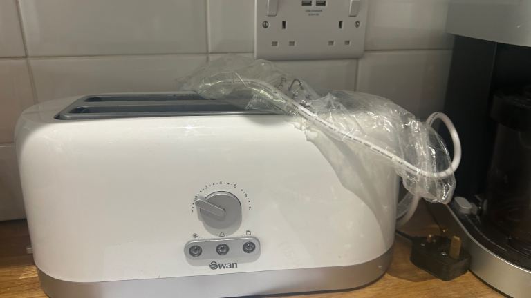 New Swan 4-Slice Toaster - White with Instructions