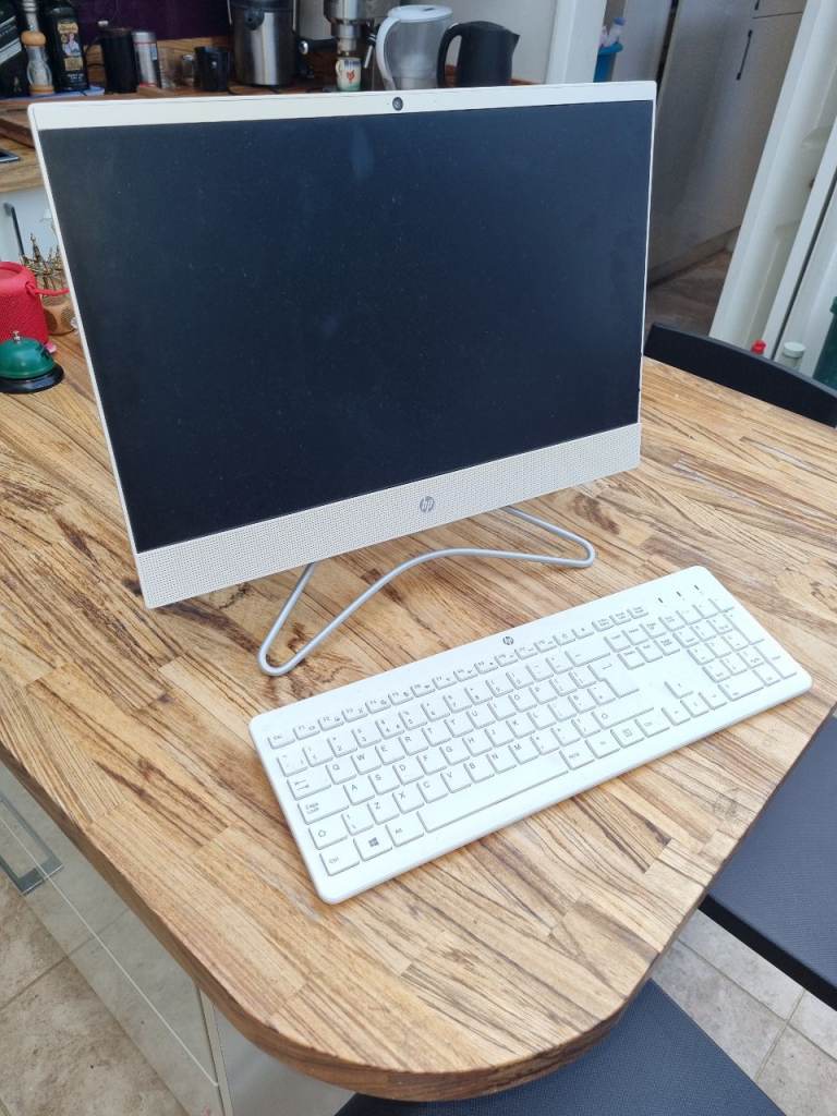 HP All-in-One PC with Keyboard and Mouse – White, Good Condition