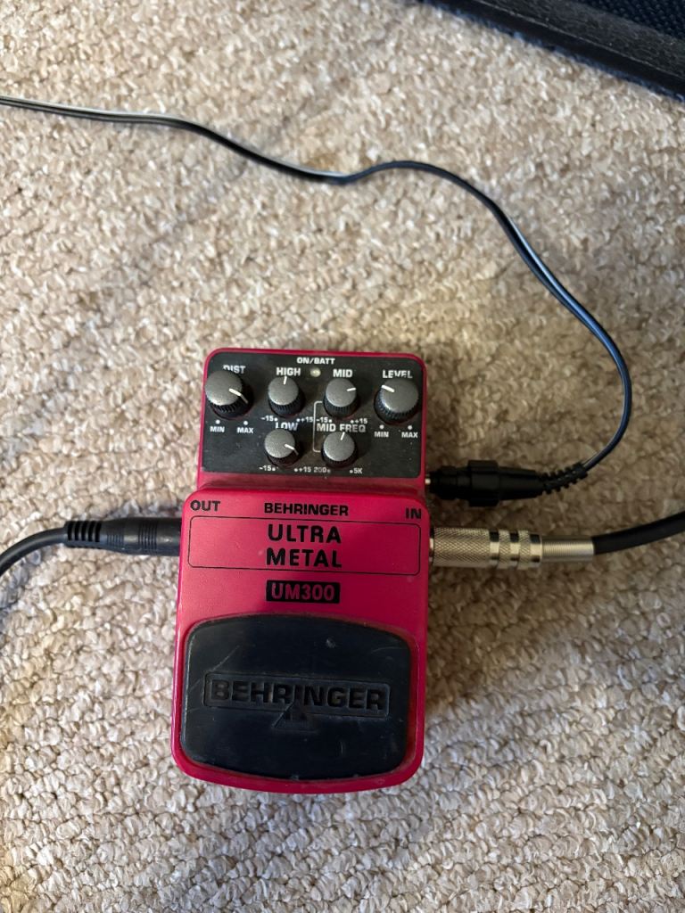 Electric guitar, small amp and accessories