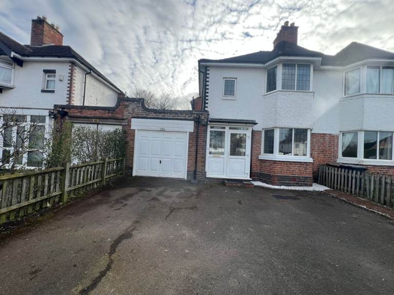 **LONGMORE ROAD** THREE BEDROOM HOUSE TO RENT ** IDEAL FOR A FAMILY ** TUDOR GRANGE CATCHMENT AREA**