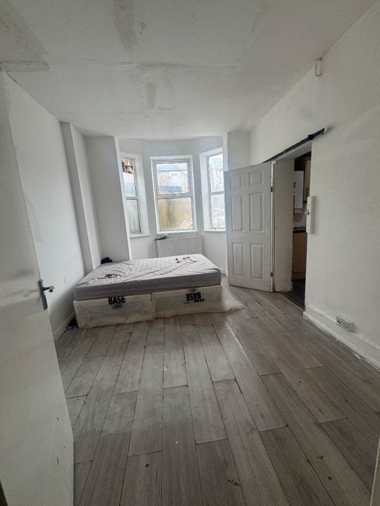 1 Bedroom Flat with Reception in IG3 Area
