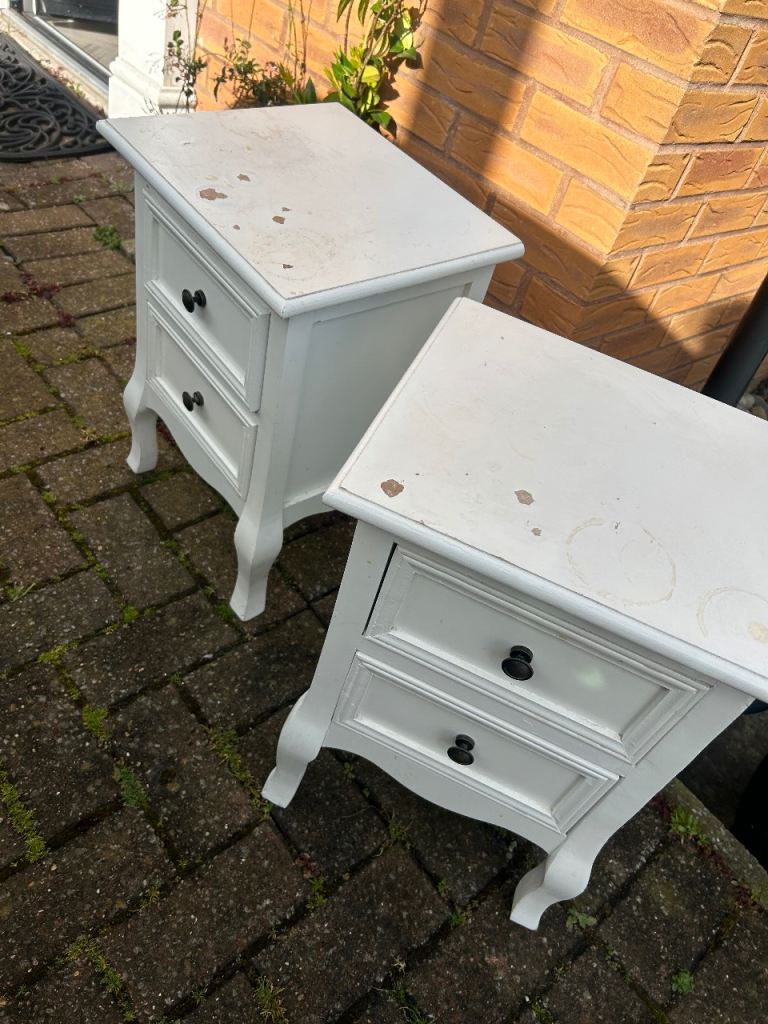 Free pair of bedside table 