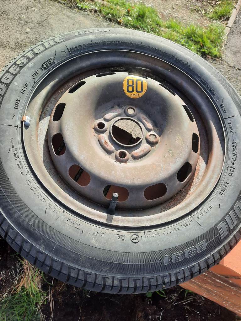 Car tyre and rim