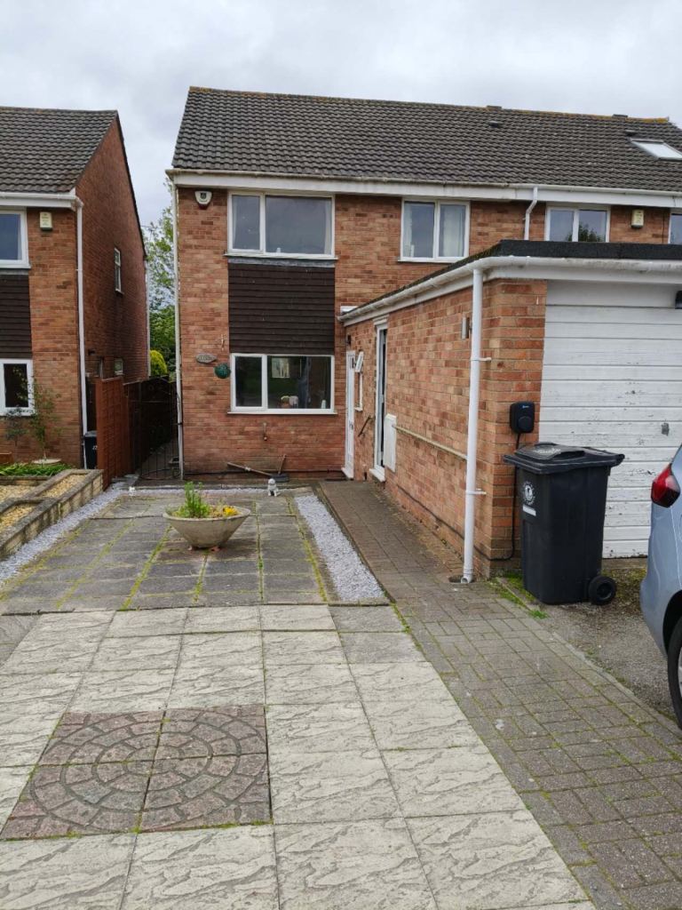 4/5 beds complete house to let