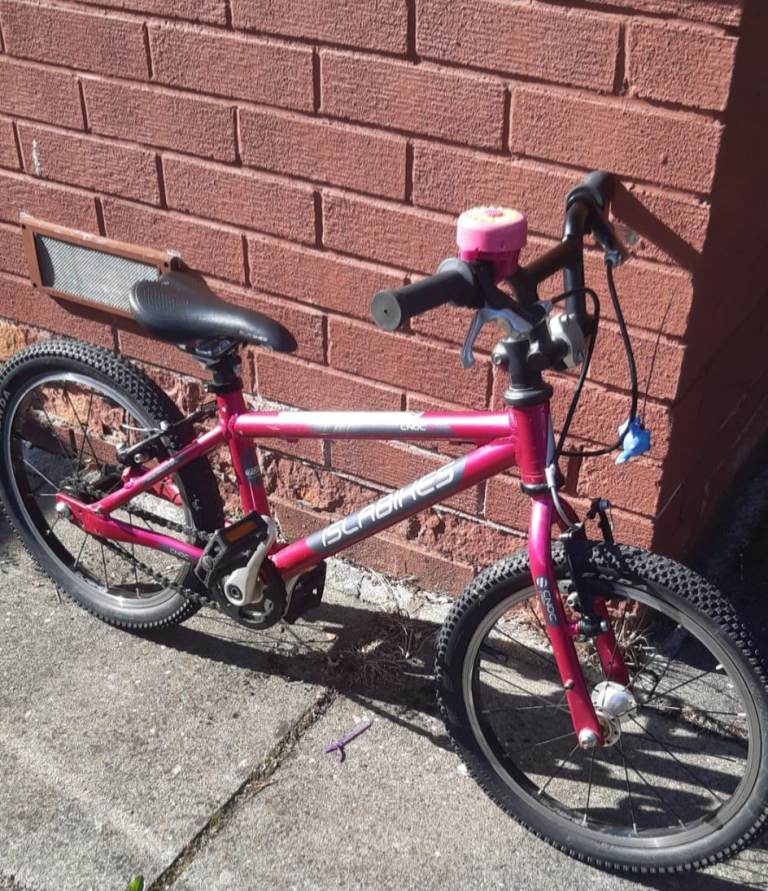 Childs islabike cnoc pink in colour