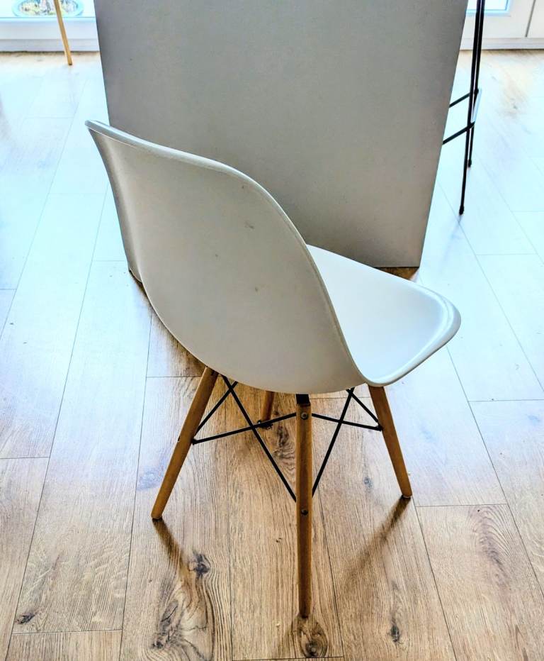 Set of 2 Eames-style chairs