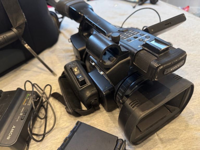 Sony PMW EX1 XDCAM Camcorder SXS with Memory Card Reader and Accessories