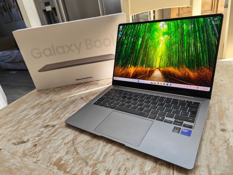 Samsung Galaxy Book5 Pro Intel Core Ultra 7 - 256V - Evo 14" 3K OLED Touchscreen 16GB Ram 512 GB SSD