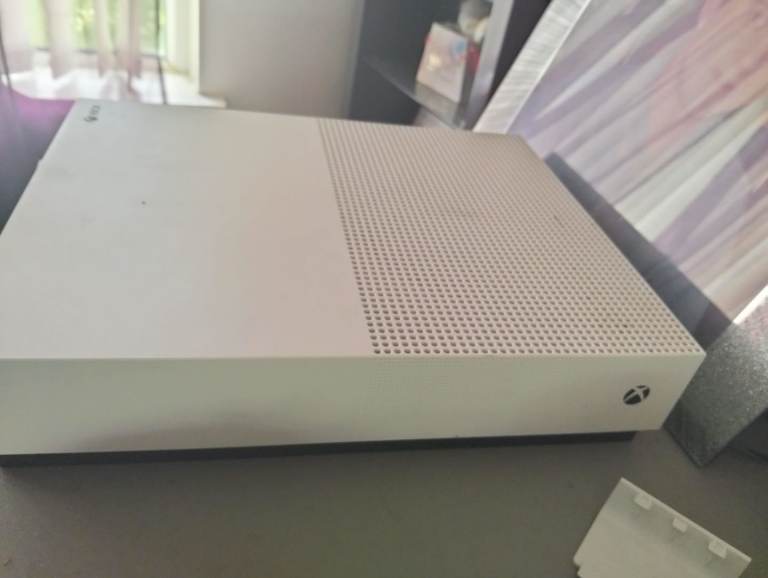 Xbox one s 1tb and 2 controllers 