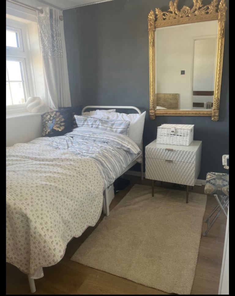 Room close by Bromley Court Hotel