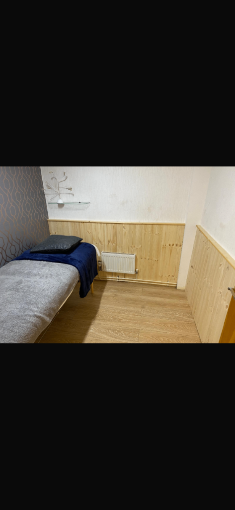 TO LET shop Hyde Manchester SK14 1HG