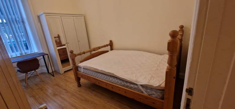 Clean Double Room within flat share in Holyrood, City Centre