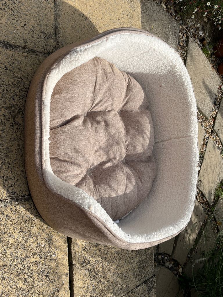 Cosy Pet Bed – Beige, Washable Cushion, Good Condition
