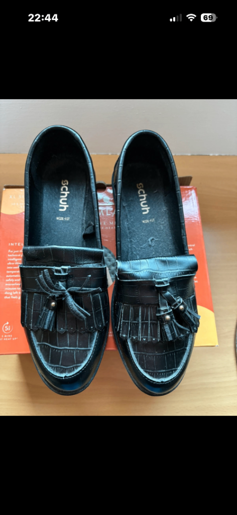 Ladies flat black shoes 