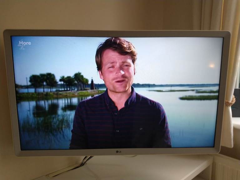 LG 32" FULL HD SMART TV WITH REMOTE CONTROL AND STANDS, EXCELLENT WORKING ORDER & CONDITION