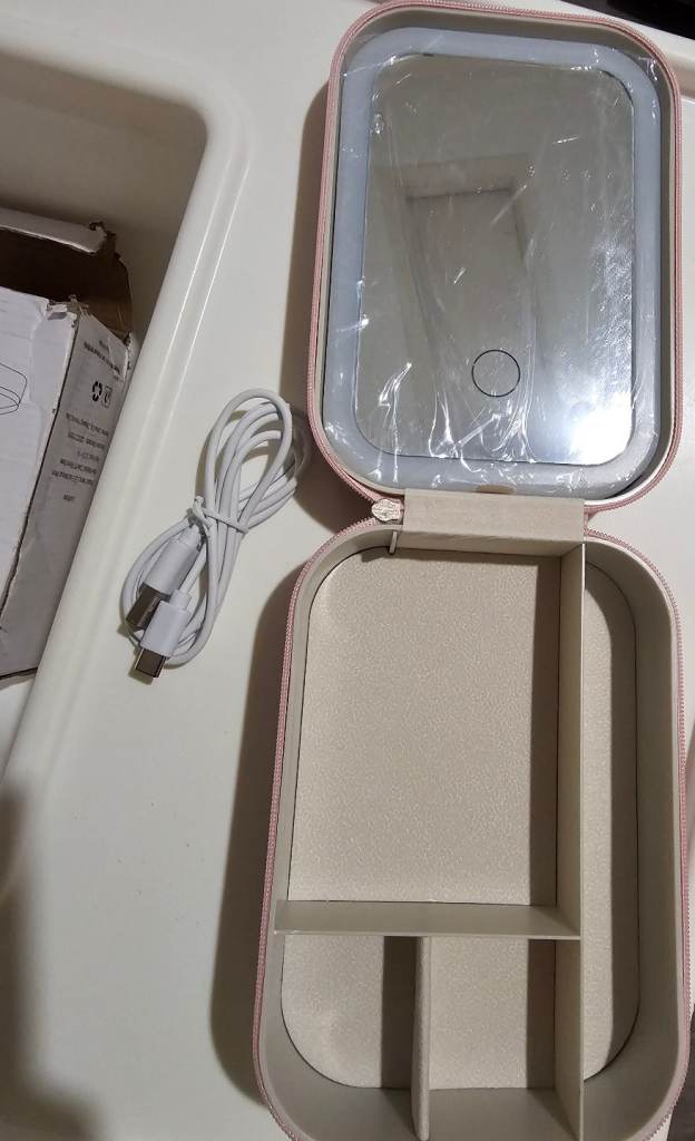 Travel jewellery box.