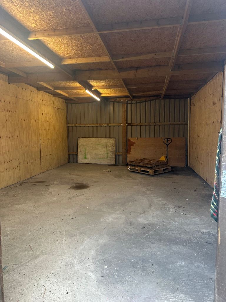 STORAGE UNIT WORKSHOP TO LET