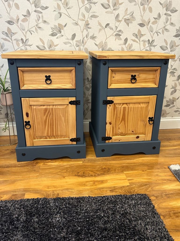 2 bedside cabinets 