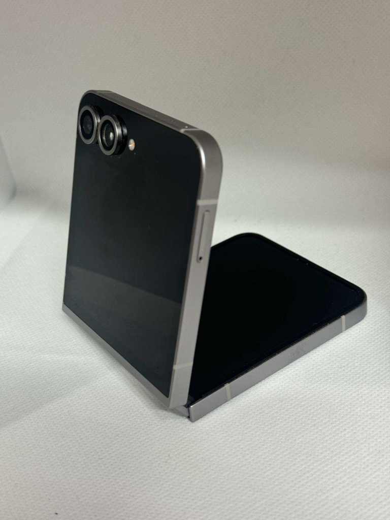 Samsung Galaxy Flip 6 -256GB - Silver (Unlocked) Smartphone