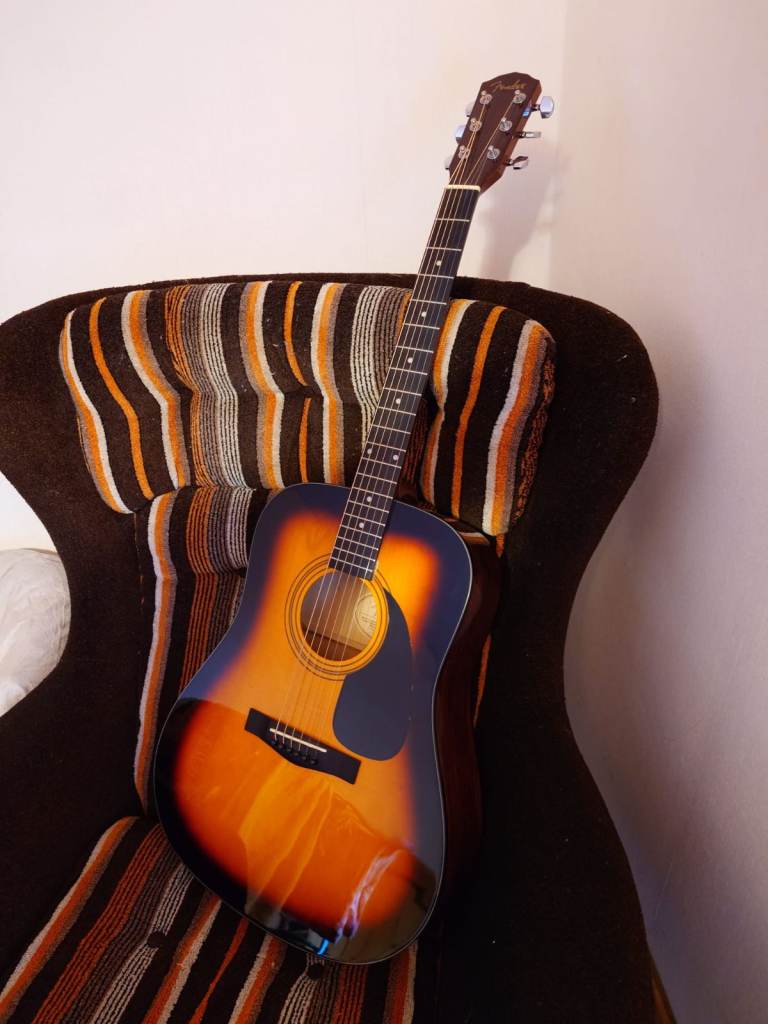 Mint condition Fender DG-5SBST sunburst Acoustic Guitar with Case and Accessories