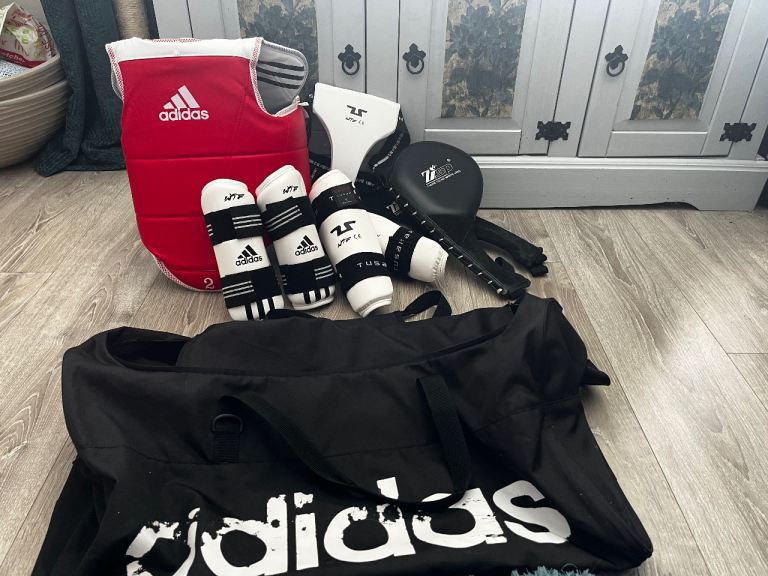 Full taekwondo comp spec sparring gear with sports bag