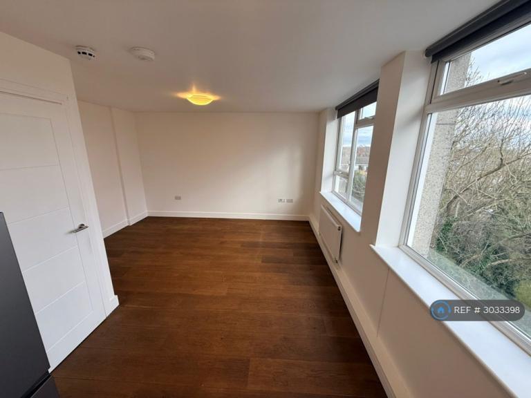 Studio flat in Ballards Lane, London, N3 (#3033398)