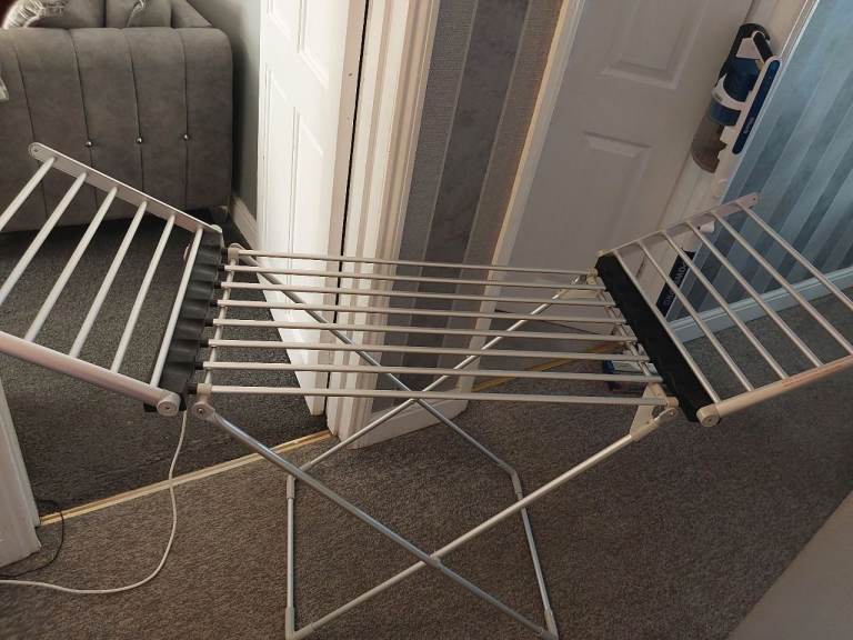 Heated clothes airer