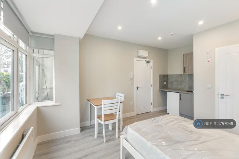 Studio flat in Carshalton Place, Carshalton, SM5 (#2757948)