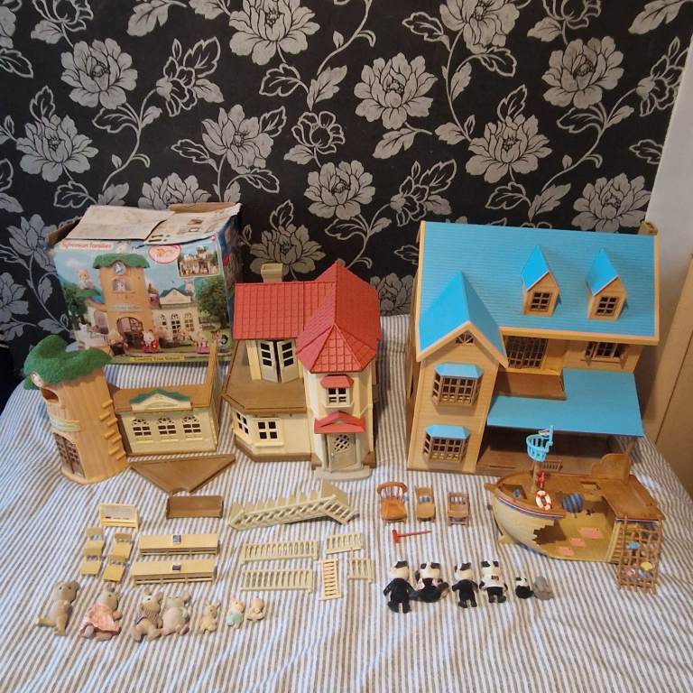  Sylvanian Families Dollhouse Red Country Two-Story Mansion Blue Roof Tree School Boat Figures