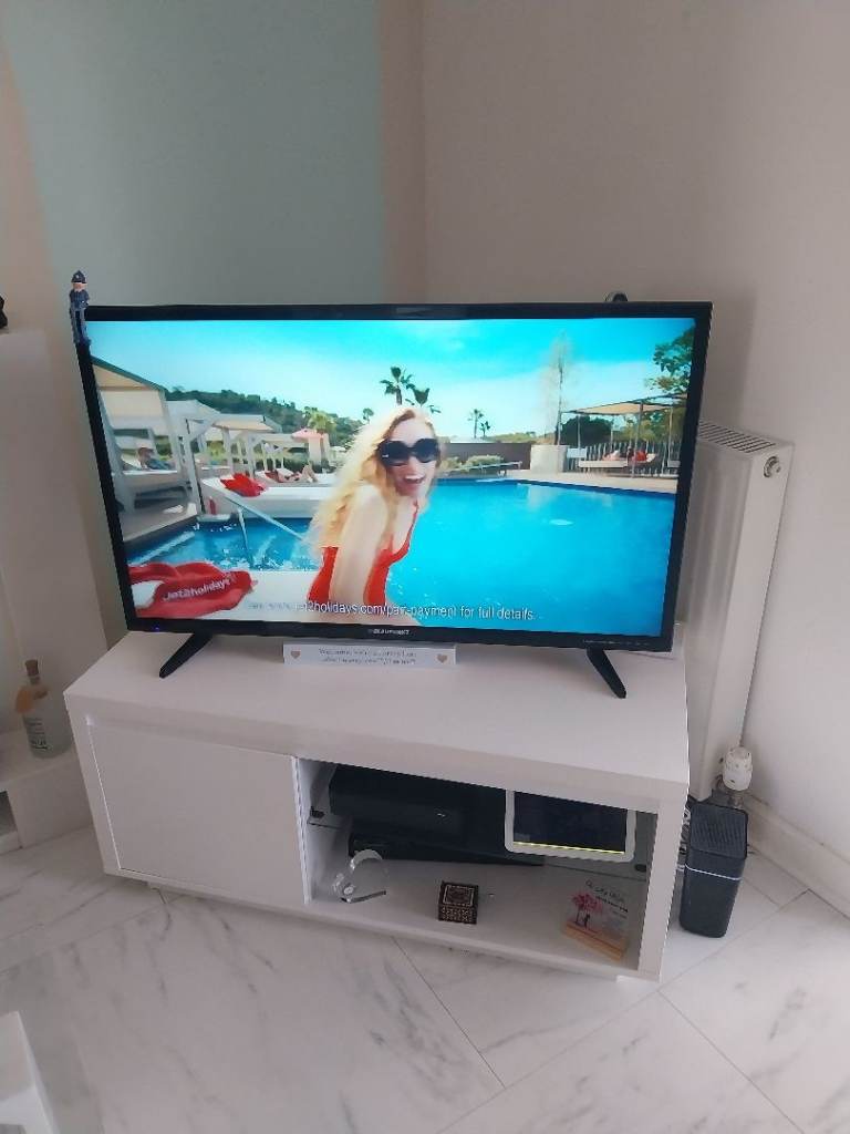 Good Condition Flat Screen TV - Perfect for Any Room