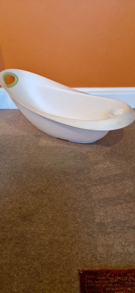 MOTHERCARE BABY BATHTUB WITH DRAIN PLUG. VERY GOOD CONDITION.