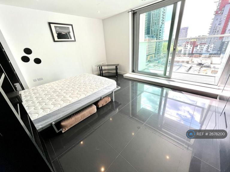 Studio flat in Pan Peninsula Square, London, E14 (#2678200)