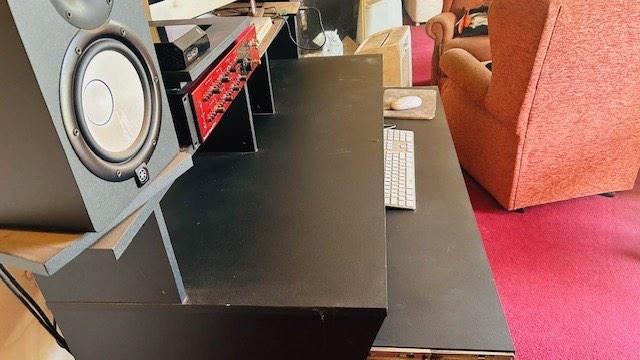 MUSIC STUDIO CONSOLE FOR KEYBOARDS AND PRO AUDIO