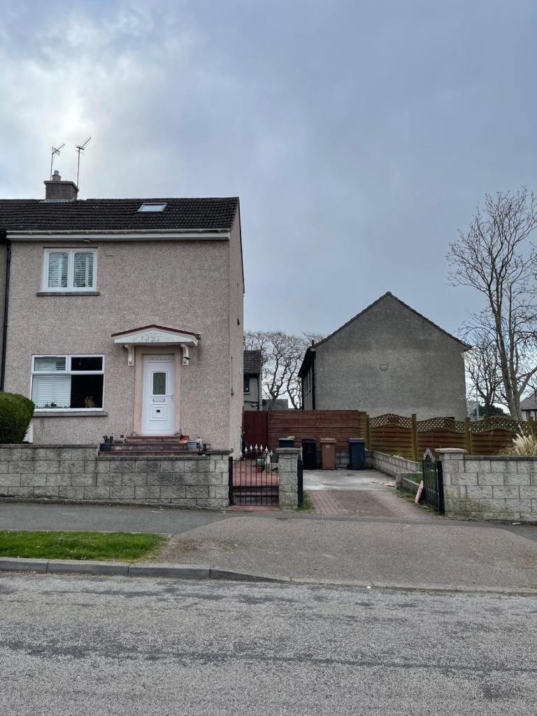 2 bedroom house with driveway 