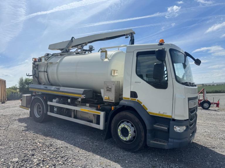 DAF TRUCKS LF 18 tonne WHALE 8000 LITRE GULLY TANKER ONLY 164 HOURS