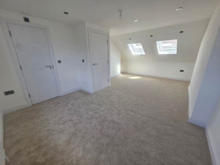 WALKING DISTANCE TO GOODMAYES STATION AND CHADWELL STATION ELIZABETH LINE
