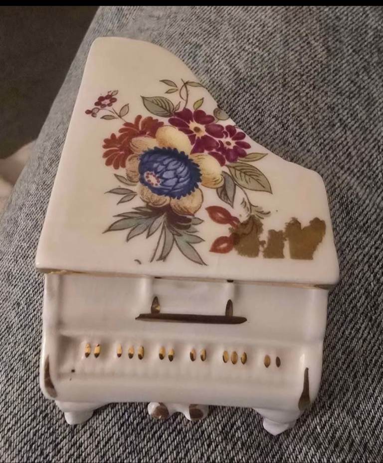 Hammersley Fine Bone China Piano, clock, chaise lounge Figurine set