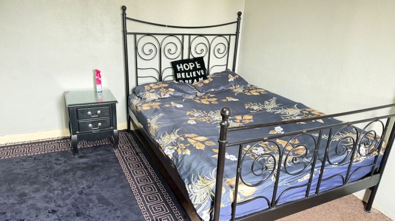 1double bed room on rent
