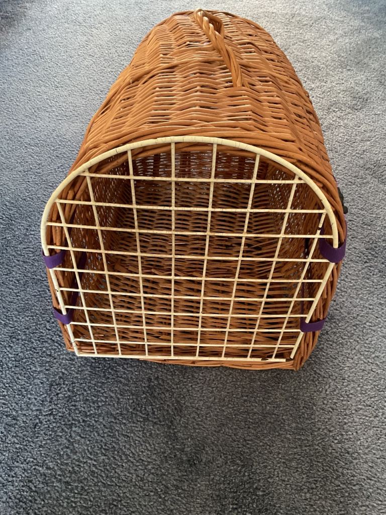 Wicker cat carrier