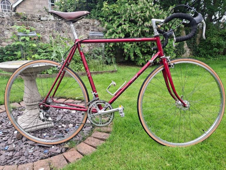 Raleigh Clubman Classic Road Bike - Good Condition Red