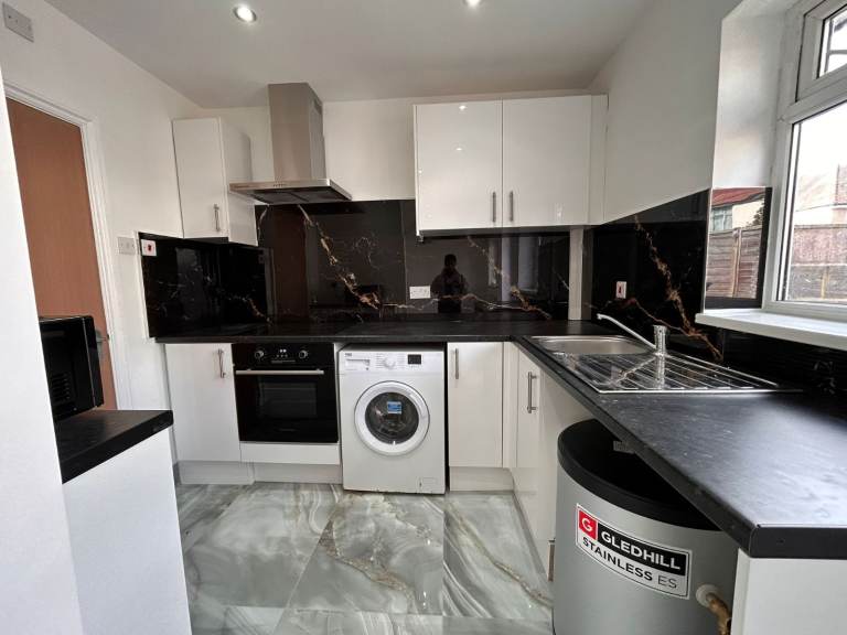 Newly renovated ground floor studio flat for rent in Hounslow TW3 1XL