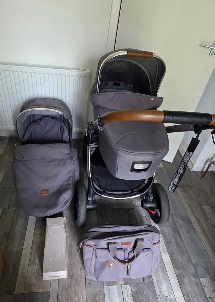 Mamas & Papas Ocarro Pushchair and Carrycot in Fossil Grey + Accessories