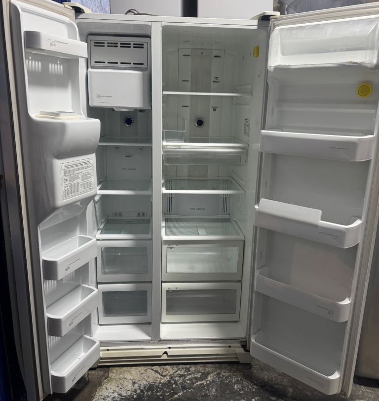 Samsung fridge freezer American clean and complete fully working order for sale