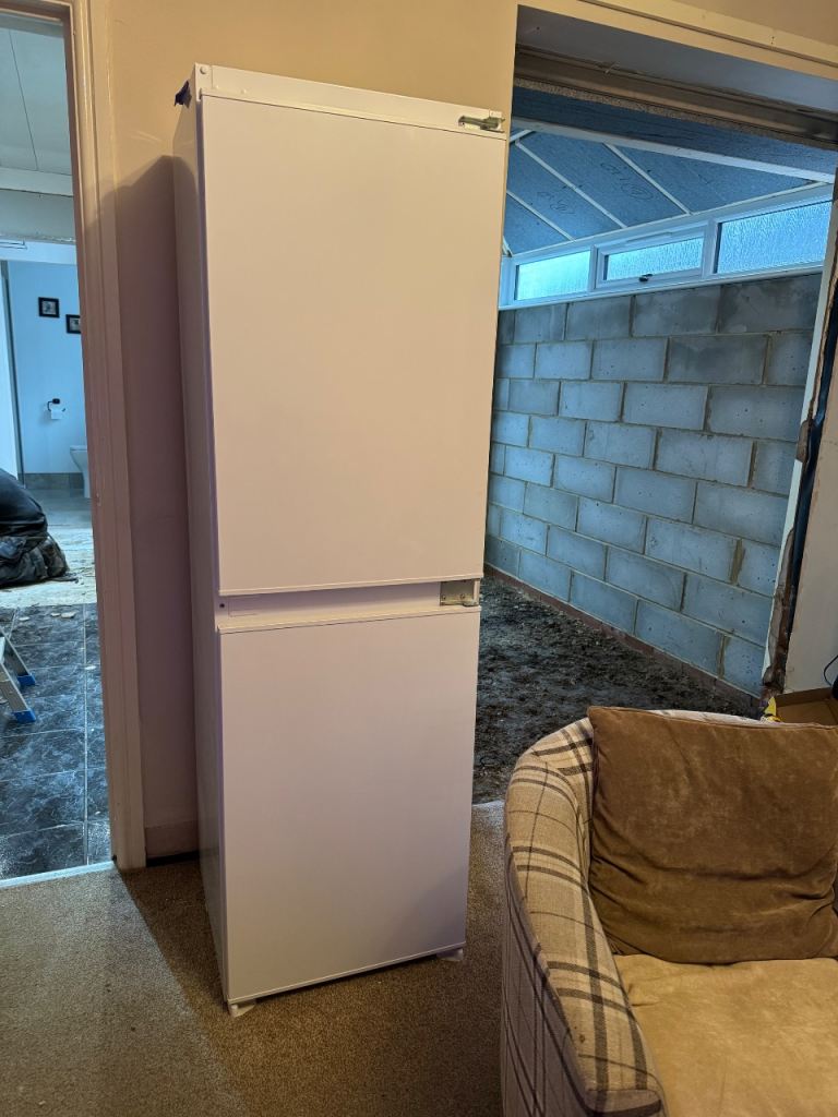Integrated fridge freezer 