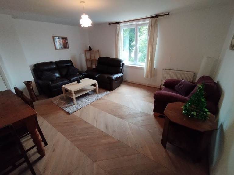 3 bedroom upper villa Pennywell Rd 