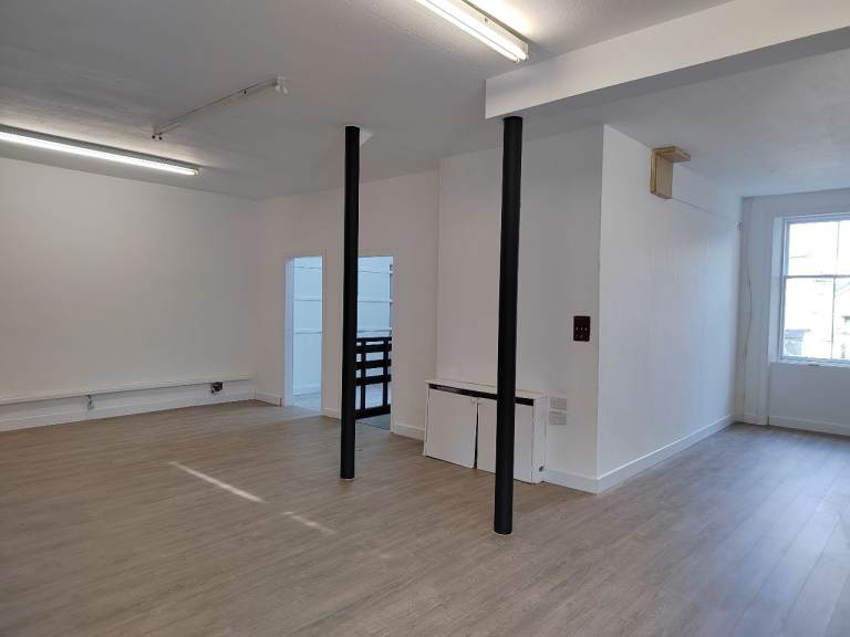 CORNER RETAIL SHOP - TO LET, COMMERCIAL ROAD , LEVEN