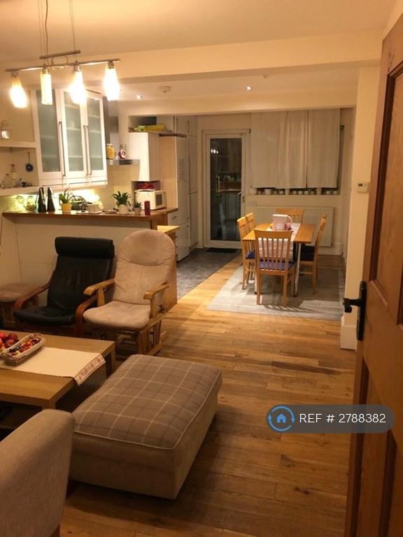 3 bedroom flat in Bell Lane, Hendon London, NW4 (3 bed) (#2788382)