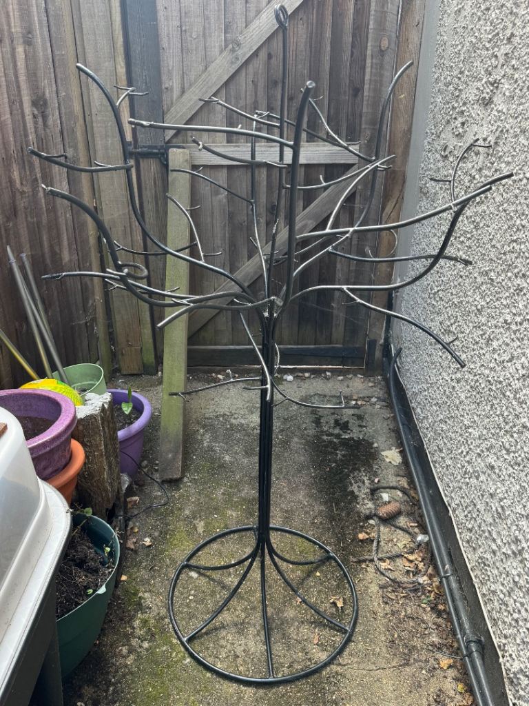 Black ornamental metal tree