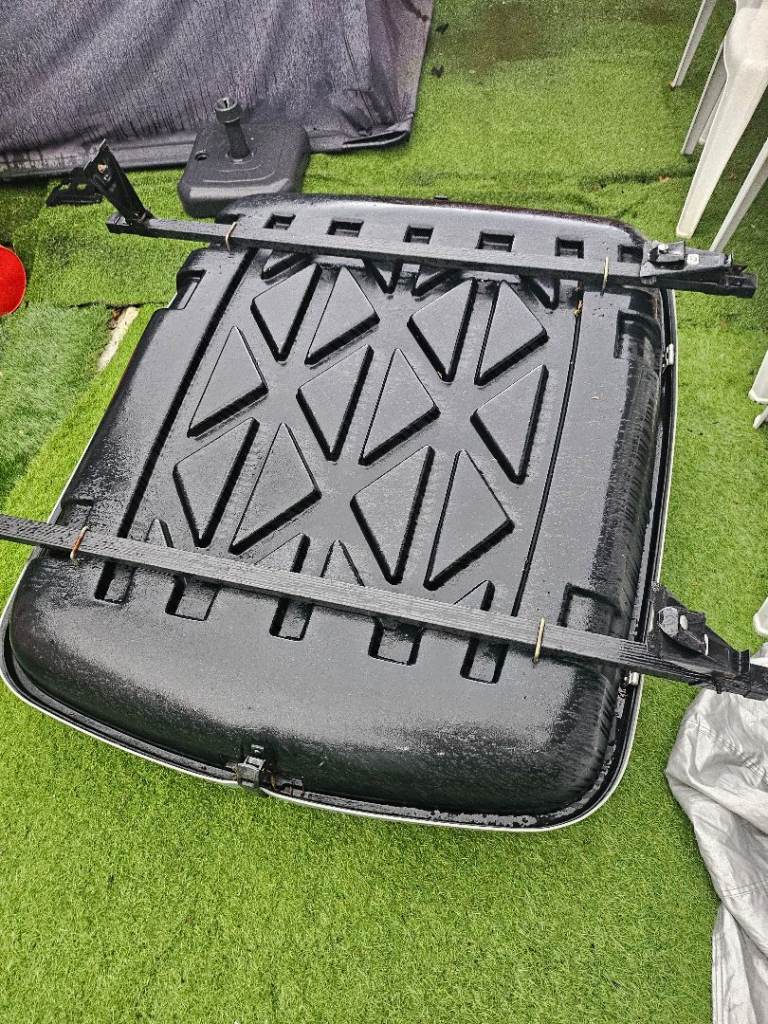 Car roof box with rails 