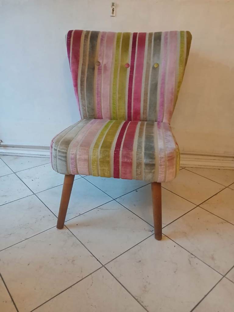 ACCENT CHAIR 